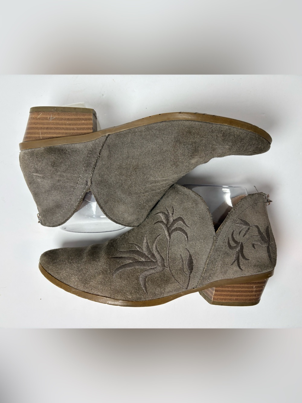 Kenneth Cole Reaction Gray Suede Ankle Booties Floral Embroidered Side Size 7